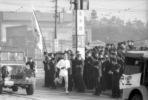 第39回大会　往路2区　4位でタスキを受けた中大・岩下察男（3年）は順天堂大を振り切り、1時間18分13秒の区間新でトップに立つ（1963年1月2日）