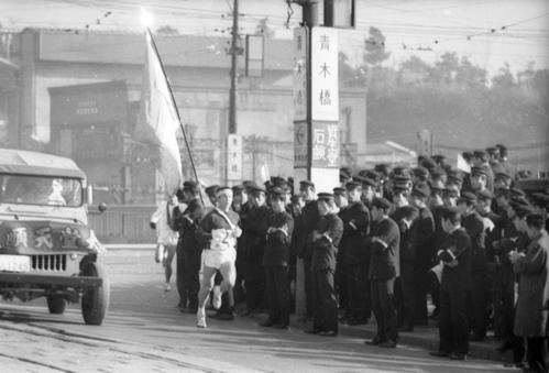 第39回大会　往路2区　2位でタスキを受けた順天堂大の切り札、沢木啓祐（1年）（1963年1月2日）