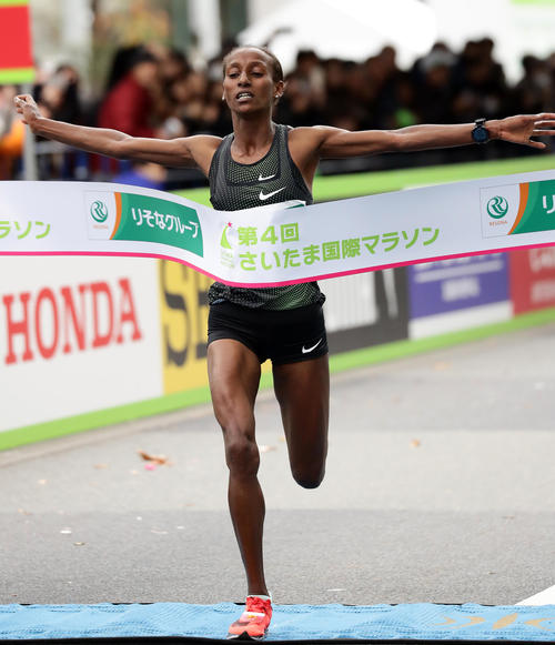 さいたま国際マラソンで優勝のテープを切るゴサ(撮影・浅見桂子)