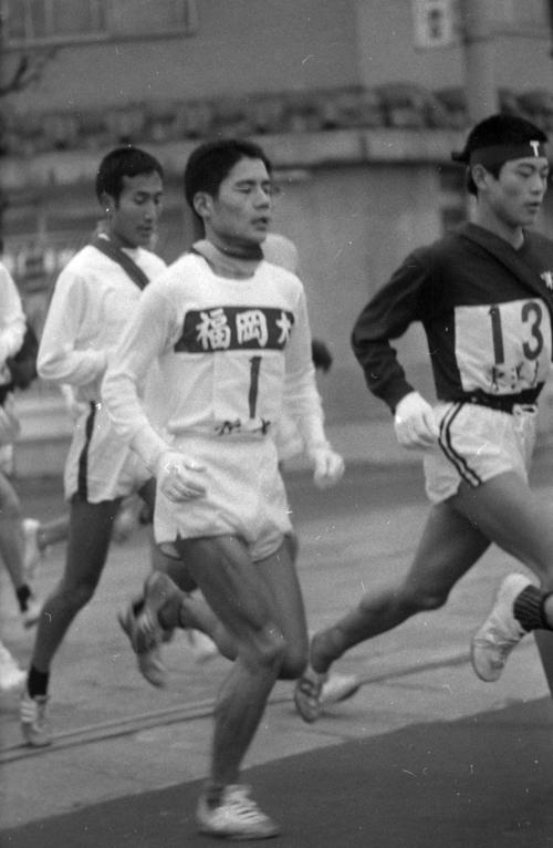 第40回大会　往路1区　特別参加の福岡大・末次康裕（3年）は区間8位の力走、右は東洋大・松田信由（1年）（1964年1月2日）