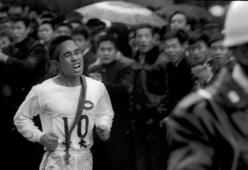 第40回大会　復路10区　2分17秒差を奇跡の逆転、6連覇（通算13度目）を達成した中大のアンカー若松軍蔵（2年）（1964年1月3日）