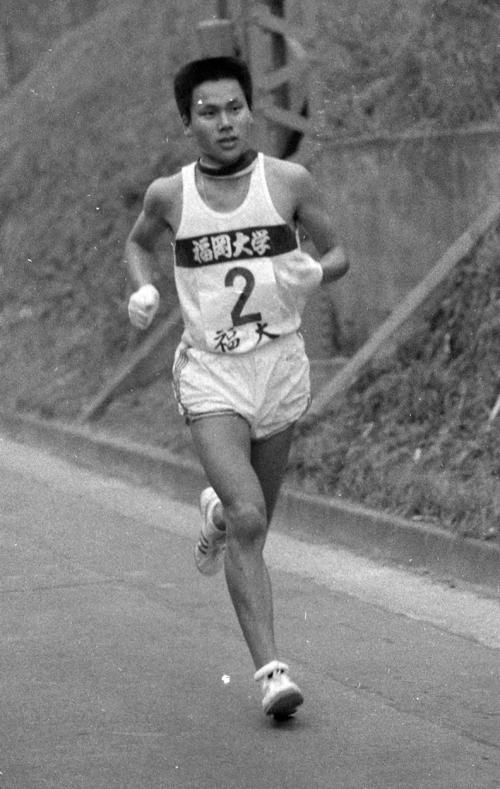 第40回大会　往路2区　特別参加の福岡大・重松森雄（2年）は参考記録ながら区間新の日大・高口徹を上回る1時間3分52秒で6人抜きトップ日大に迫る（1964年1月2日）