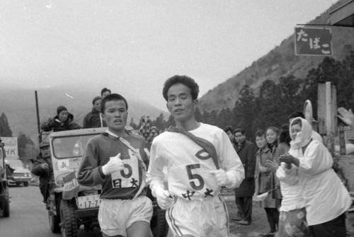 第40回大会　往路5区　芦ノ湯頂上で並んだ中大・中村健司（右＝4年）と日大・上原敏彦（左＝1年）は、ゴール直前まで5キロの間壮絶なデッドヒートを繰り広げる（1964年1月2日）