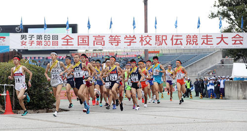 全国高校駅伝・男子がスタートし、西京極陸上競技場を出る1区の選手たち（撮影・前田充）