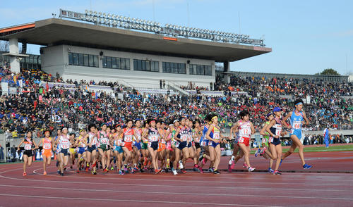 スタンド前を疾走する各校女子選手ら（撮影・渦原淳）