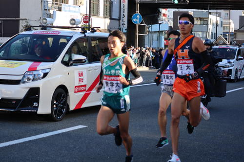 新子安駅前を通過する青学大・梶谷、法大・板東、東海大・湯沢（撮影・横山元保）