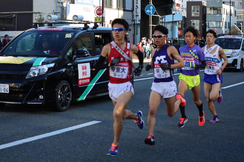 新子安駅前を通過する帝京大・畔上、明大・中島、中央学院大・高橋、日体大・山口