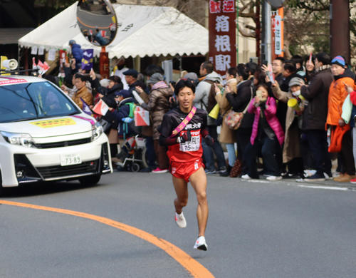 大平台駅前を４位で通過する国学院大・浦野（撮影・横山元保）
