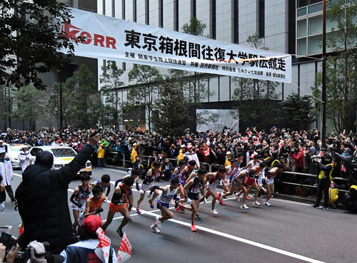 第95回箱根駅伝　往路　1区　一斉にスタートする選手たち（撮影・横山健太）