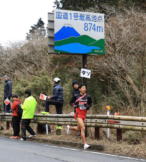 標高874メートルにある国道1号最高地点を通過しゴールへ向かう国学院大5区浦野（撮影・江口和貴）