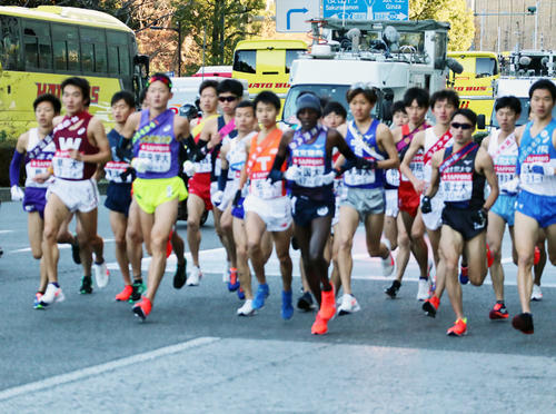 帝国ホテル前を通過する１区の走者