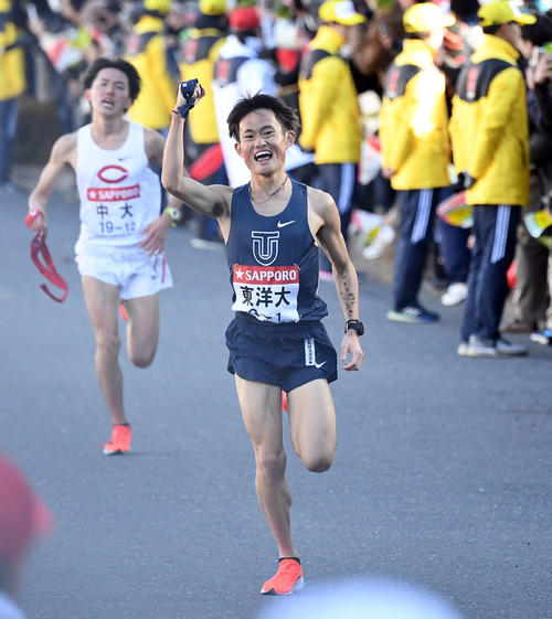 鶴見中継所に1位で到着しガッツポーズする東洋大・西山（手前）（撮影・鈴木みどり）