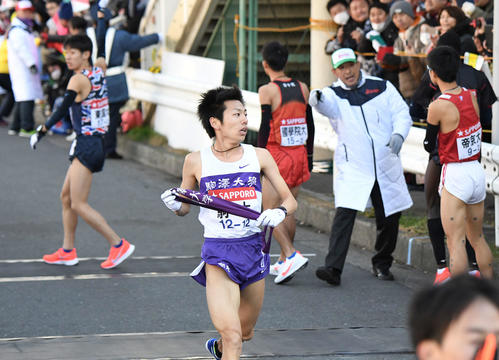 鶴見中継所に到着するも、たすきを渡すはずの2区山下がおらず戸惑う駒大1区片西（撮影・鈴木みどり）