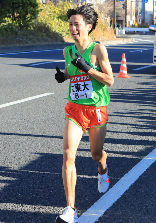 1区20キロ過ぎを力走する大東大・新井（撮影・鹿野芳博）