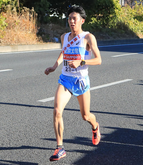 1区20キロ過ぎを力走する関東学生連合・近藤（撮影・鹿野芳博）