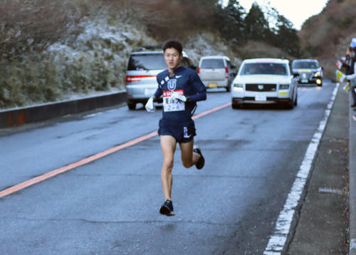 ６区芦之湯手前を先頭で通過する東洋大・今西