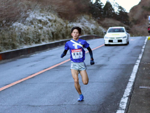 ６区芦之湯手前を２位で通過する東海大・中島