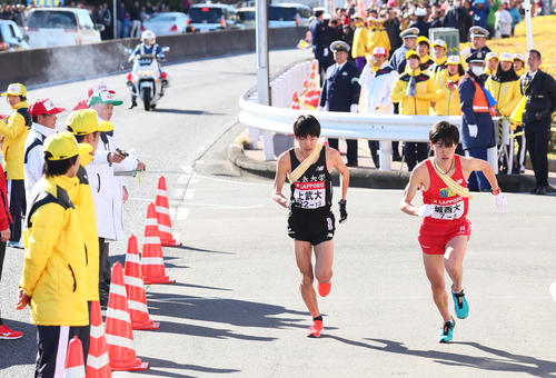 戸塚中継所を繰り上げスタートとなる上武大9区松下（左）と城西大9区中原（撮影・足立雅史）