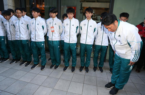 優勝を逃し、選手と並んで応援者に深々と一礼する青学大の原監督（撮影・狩俣裕三）