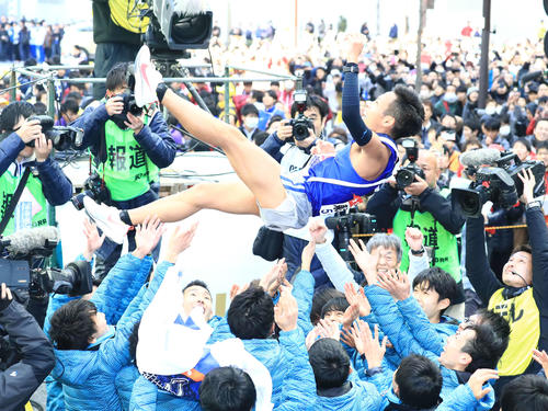 箱根駅伝初優勝のゴールテープを切りチームメートから胴上げさせる東海大10区郡司（撮影・江口和貴）