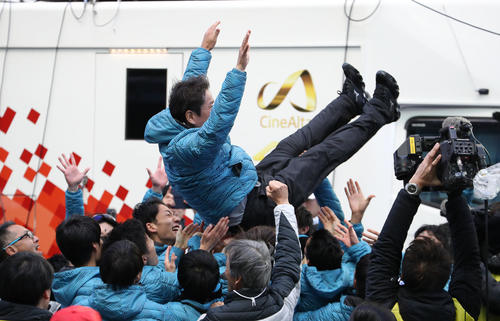 総合優勝を果たし、選手に胴上げされる東海大の両角監督（中央）（撮影・狩俣裕三）