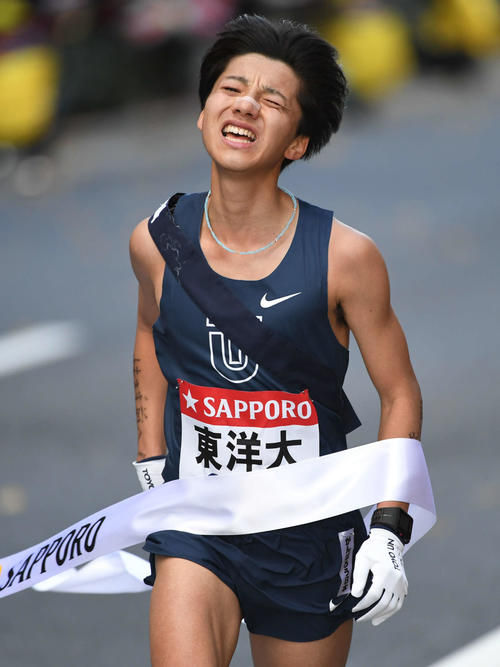 3位でゴールする東洋大10区大沢（撮影・山崎安昭）