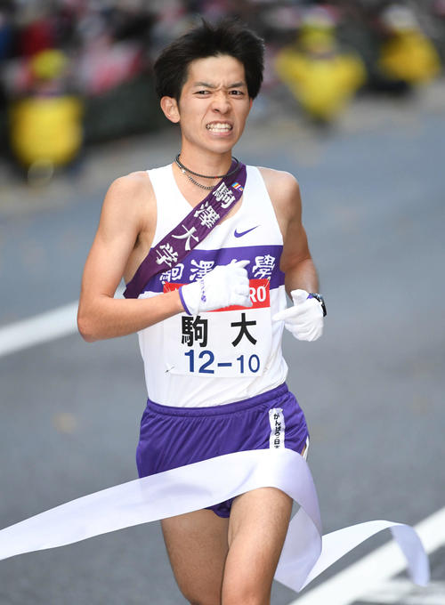 4位でゴール駒大10区下（撮影・山崎安昭）