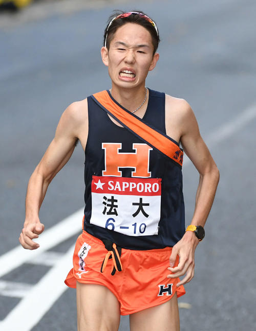6位でゴールする法大10区鈴木（撮影・山崎安昭）