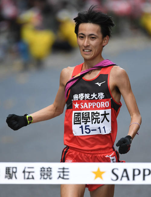 7位でゴールする国学院大10区小中（撮影・山崎安昭）