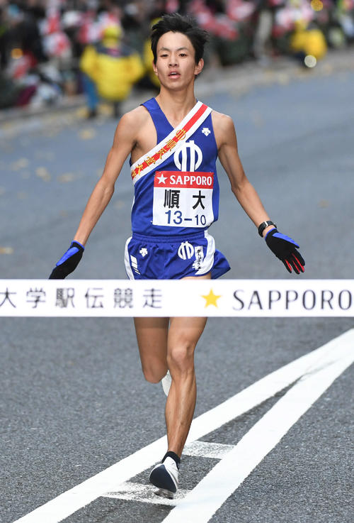 8位でゴールする順大10区鈴木（撮影・山崎安昭）