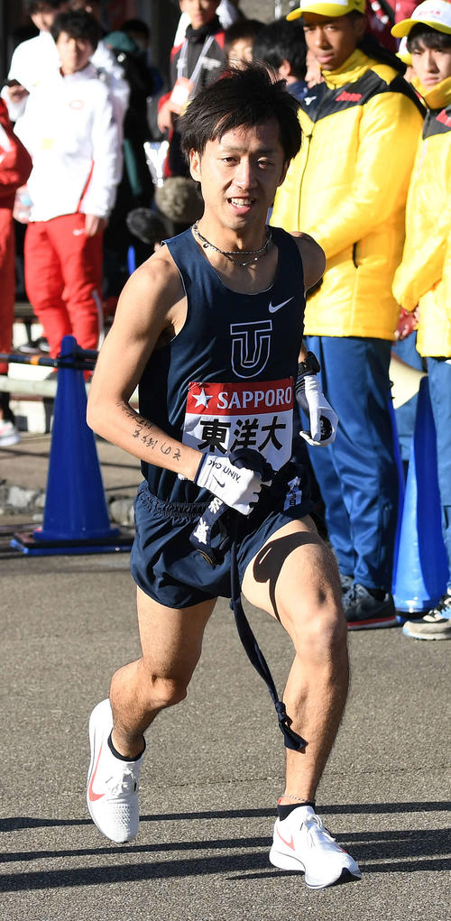 小田原中継所1位でたすきを受け取る東洋大7区小笹（撮影・鈴木みどり）