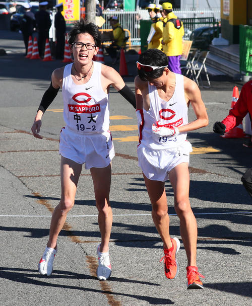 戸塚中継所でたすきリレーする中大2区の堀尾（左）と3区三須（撮影・足立雅史）
