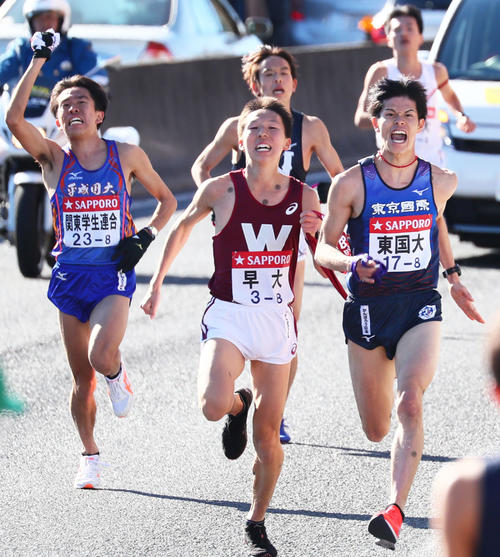 戸塚中継所に向かう早大・太田（中央）ら8区の選手（撮影・足立雅史）