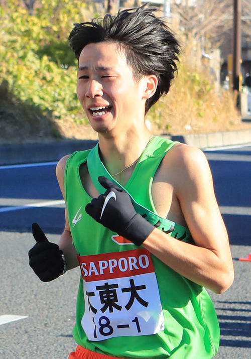 1区20キロ過ぎを力走する大東大・新井（撮影・鹿野芳博）