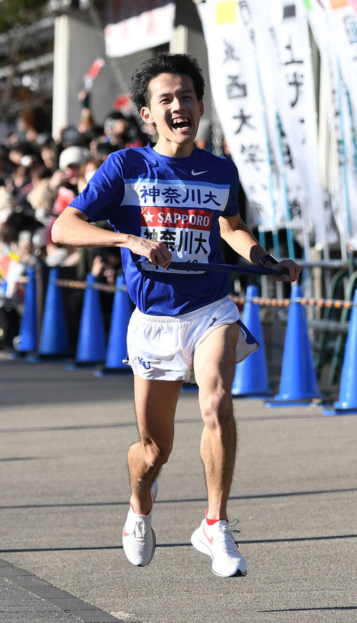 小田原中継所に18位で到着した神奈川大6区荻野太成