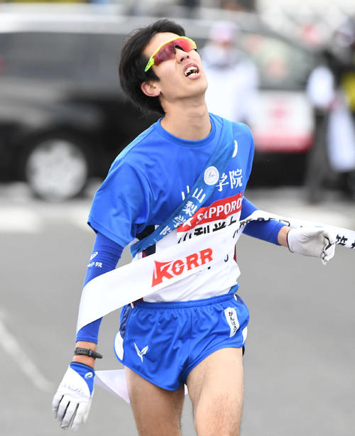 苦しそうな表情で往路22位でゴールする山梨学院大5区久保（撮影・山崎安昭）
