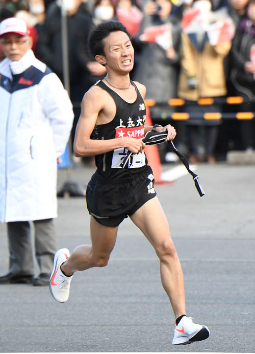 小田原中継所に20位で到着した上武大4区石井（撮影・鈴木みどり）