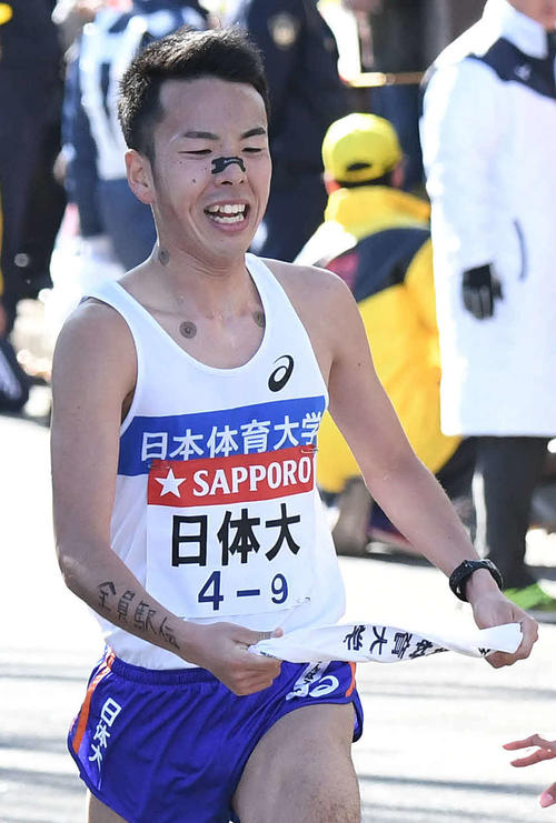 復路　鶴見中継所に14位で到着した日体大9区林田元輝