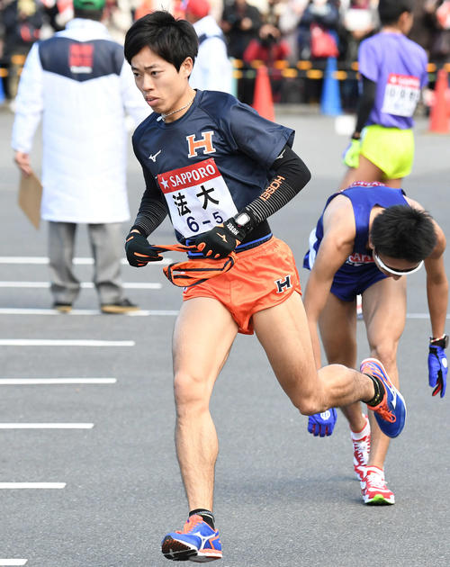 小田原中継所12位でたすきを受け取る法大5区青木（撮影・鈴木みどり）