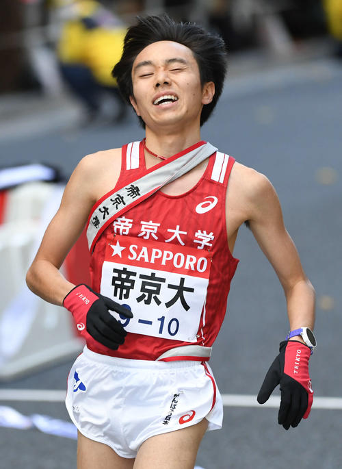 5位でゴールする帝京大10区星（撮影・山崎安昭）