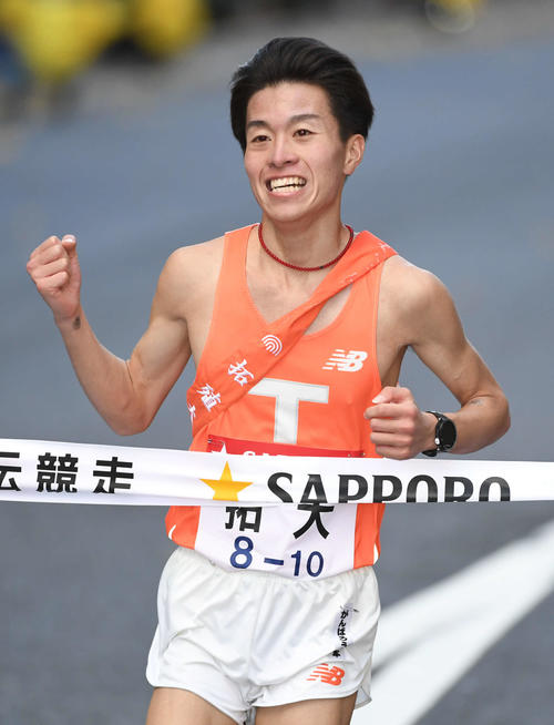 9位でゴールする拓大10区松岡（撮影・山崎安昭）