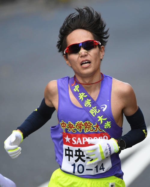 10位でゴールする中央学院大10区石綿（撮影・山崎安昭）