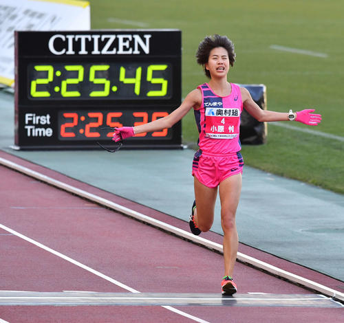 大阪国際女子マラソン　日本人トップの2着でゴールする小原怜（撮影・上田博志）