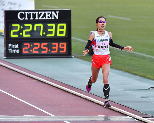 大阪国際女子マラソン　2時間27分38秒で4着でゴールしMGC出場を決めた中野円花（撮影・上田博志）