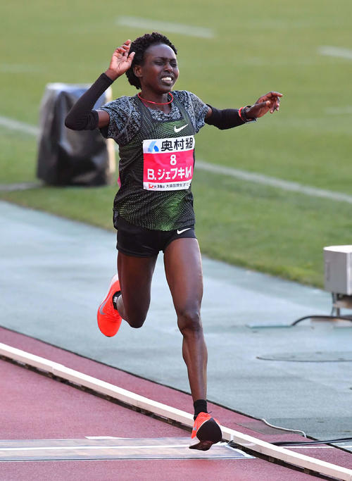 大阪国際女子マラソン　3着でゴールするB・ジェプキルイ（撮影・上田博志）