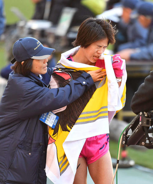 大阪国際女子マラソン　日本人トップの2着でゴールする小原怜（撮影・上田博志）