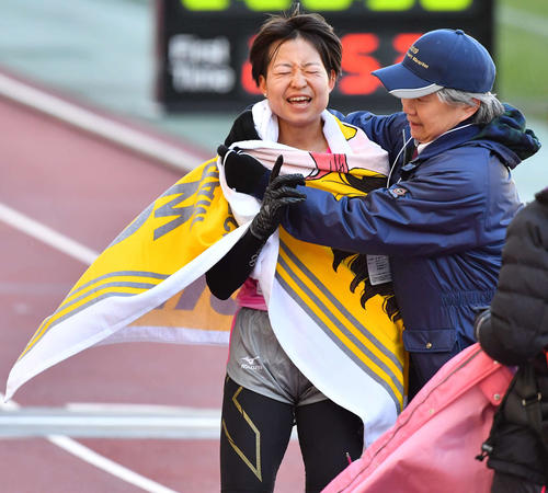 大阪国際女子マラソン　6位でゴールする田中華絵（撮影・上田博志）