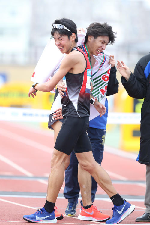 総合5位の橋本と総合6位の岩田(左手前)はお互いの健闘を称え合う(撮影・梅根麻紀)