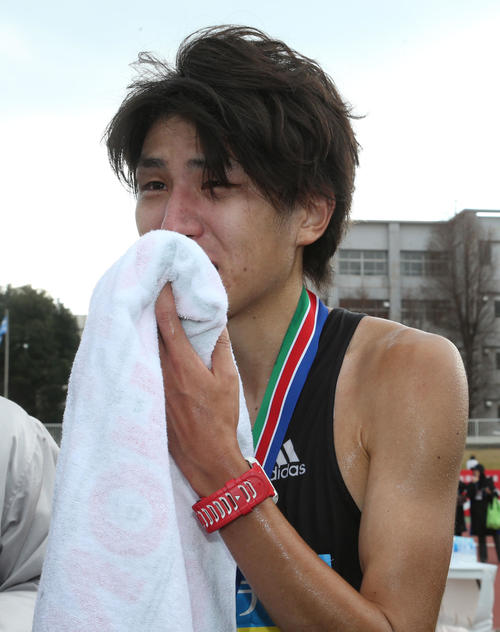 総合5位、日本人2位でゴールした橋本崚はインタビュー中、思わず涙ぐむ(撮影・梅根麻紀)
