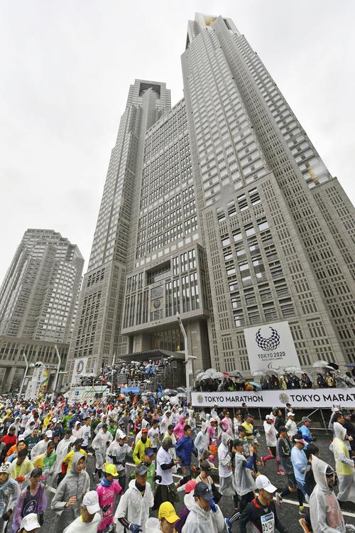 東京マラソンで都庁前を一斉にスタートするランナー（共同）